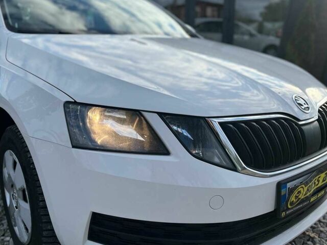 Белый Шкода Октавия, объемом двигателя 1.6 л и пробегом 140 тыс. км за 14900 $, фото 1 на Automoto.ua