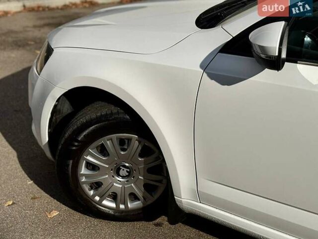 Белый Шкода Октавия, объемом двигателя 1.6 л и пробегом 62 тыс. км за 14500 $, фото 9 на Automoto.ua