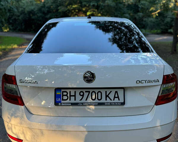 Белый Шкода Октавия, объемом двигателя 1.6 л и пробегом 141 тыс. км за 16000 $, фото 4 на Automoto.ua