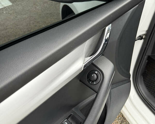 Белый Шкода Октавия, объемом двигателя 1.6 л и пробегом 64 тыс. км за 15400 $, фото 6 на Automoto.ua