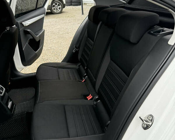 Белый Шкода Октавия, объемом двигателя 1.6 л и пробегом 64 тыс. км за 15400 $, фото 7 на Automoto.ua