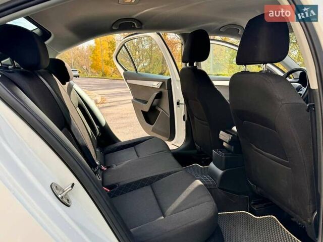 Белый Шкода Октавия, объемом двигателя 1.6 л и пробегом 62 тыс. км за 14500 $, фото 17 на Automoto.ua
