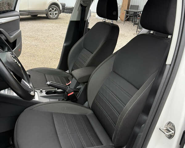 Белый Шкода Октавия, объемом двигателя 1.6 л и пробегом 64 тыс. км за 15400 $, фото 5 на Automoto.ua