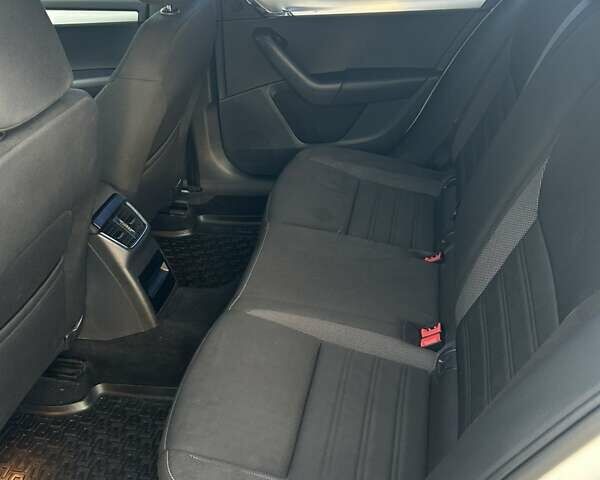 Білий Шкода Октавія, об'ємом двигуна 1.4 л та пробігом 133 тис. км за 15999 $, фото 24 на Automoto.ua