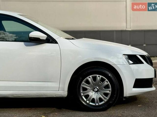 Белый Шкода Октавия, объемом двигателя 1.6 л и пробегом 62 тыс. км за 14500 $, фото 7 на Automoto.ua