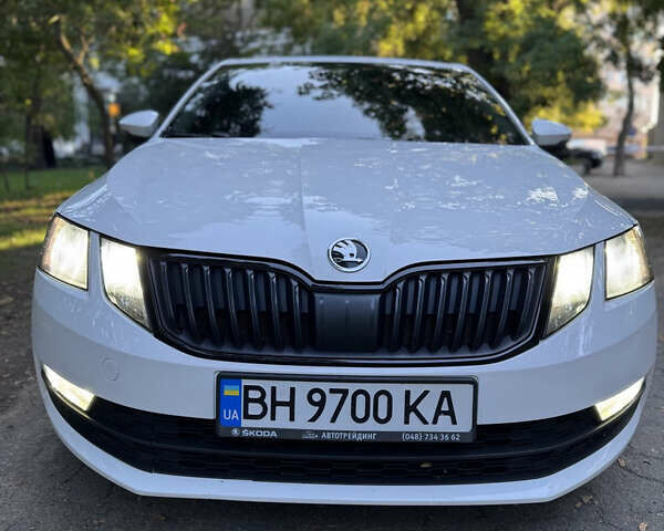 Белый Шкода Октавия, объемом двигателя 1.6 л и пробегом 141 тыс. км за 16000 $, фото 3 на Automoto.ua