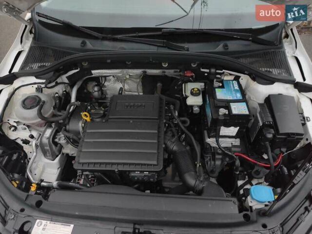 Белый Шкода Октавия, объемом двигателя 1.6 л и пробегом 209 тыс. км за 13800 $, фото 4 на Automoto.ua