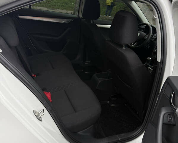 Белый Шкода Октавия, объемом двигателя 1.6 л и пробегом 48 тыс. км за 15800 $, фото 14 на Automoto.ua