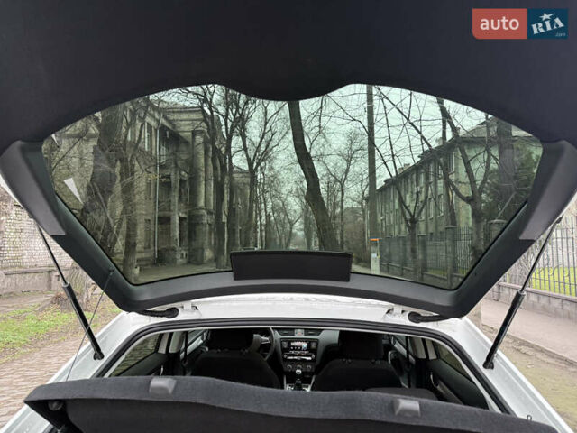 Белый Шкода Октавия, объемом двигателя 1.6 л и пробегом 48 тыс. км за 15800 $, фото 27 на Automoto.ua