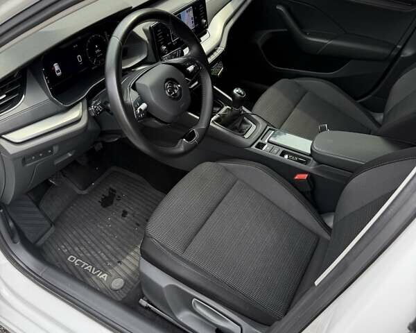Белый Шкода Октавия, объемом двигателя 1.5 л и пробегом 67 тыс. км за 21500 $, фото 14 на Automoto.ua