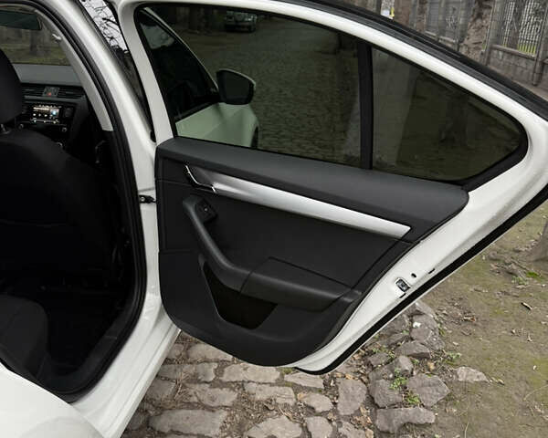 Белый Шкода Октавия, объемом двигателя 1.6 л и пробегом 48 тыс. км за 15800 $, фото 15 на Automoto.ua