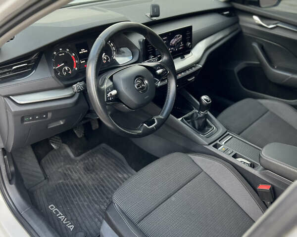 Шкода Октавия 2020 в Киеве на Automoto.ua Белый Шкода Октавия, объемом двигателя 1.4 л и пробегом 263 тыс. км за 14800 $, фото 12 на Automoto.ua