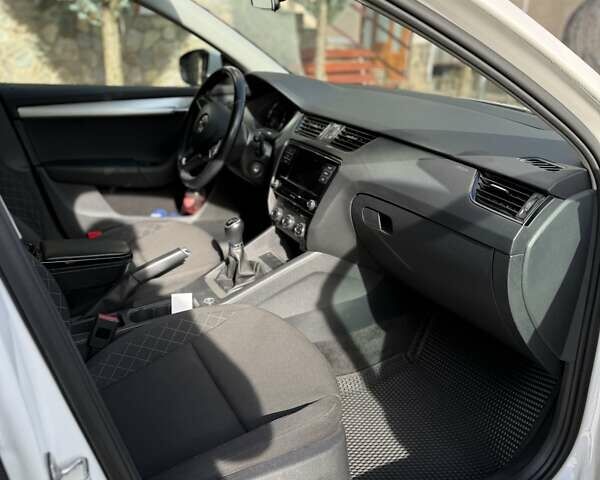 Білий Шкода Октавія, об'ємом двигуна 1.6 л та пробігом 40 тис. км за 14800 $, фото 9 на Automoto.ua
