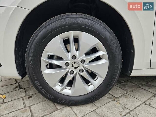 Белый Шкода Октавия, объемом двигателя 1.4 л и пробегом 68 тыс. км за 21890 $, фото 44 на Automoto.ua