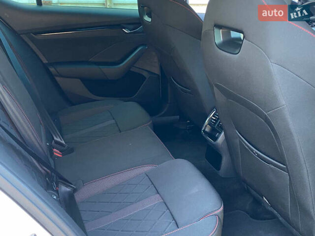 Білий Шкода Октавія, об'ємом двигуна 2 л та пробігом 160 тис. км за 27999 $, фото 63 на Automoto.ua