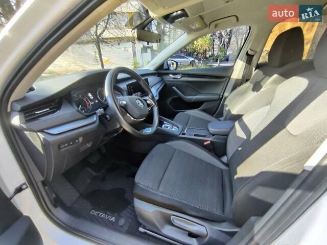 Белый Шкода Октавия, объемом двигателя 1.4 л и пробегом 107 тыс. км за 17900 $, фото 11 на Automoto.ua