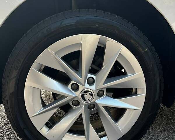 Білий Шкода Октавія, об'ємом двигуна 1.4 л та пробігом 167 тис. км за 17500 $, фото 11 на Automoto.ua