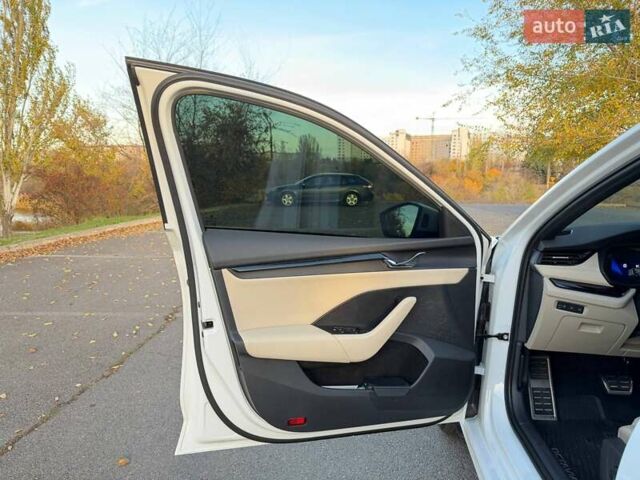 Білий Шкода Октавія, об'ємом двигуна 1.97 л та пробігом 55 тис. км за 33000 $, фото 35 на Automoto.ua