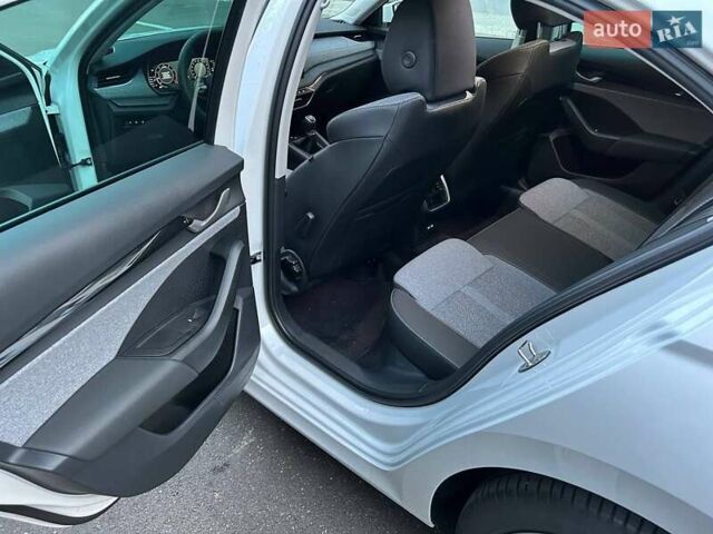 Белый Шкода Октавия, объемом двигателя 1.5 л и пробегом 12 тыс. км за 33300 $, фото 8 на Automoto.ua