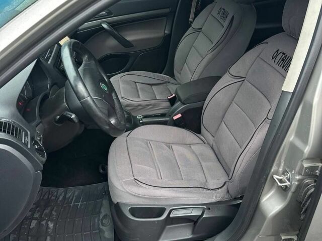 Бежевый Шкода Октавия, объемом двигателя 2 л и пробегом 280 тыс. км за 5400 $, фото 5 на Automoto.ua