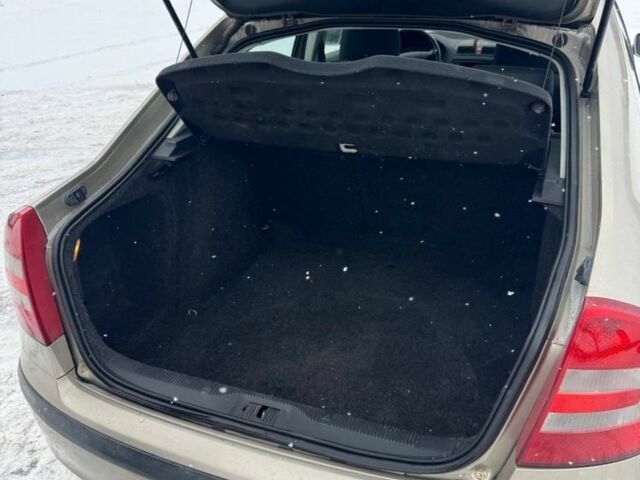 Бежевый Шкода Октавия, объемом двигателя 1.6 л и пробегом 240 тыс. км за 4500 $, фото 8 на Automoto.ua