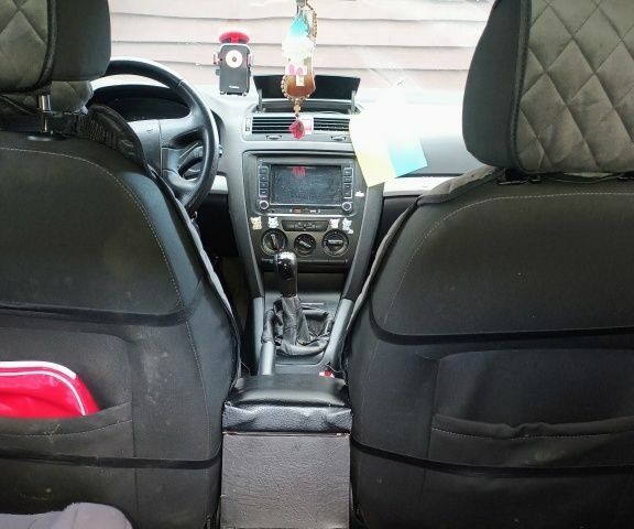 Бежевый Шкода Октавия, объемом двигателя 1.6 л и пробегом 200 тыс. км за 4500 $, фото 6 на Automoto.ua