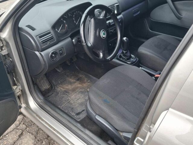 Бежевый Шкода Октавия, объемом двигателя 1.6 л и пробегом 250 тыс. км за 3500 $, фото 10 на Automoto.ua