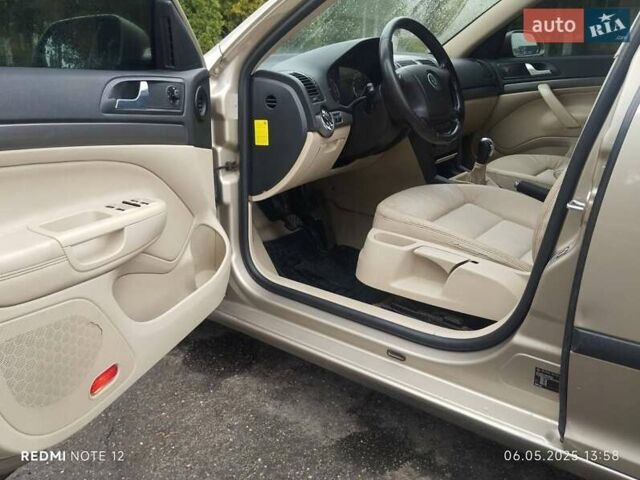 Бежевый Шкода Октавия, объемом двигателя 2 л и пробегом 400 тыс. км за 5000 $, фото 2 на Automoto.ua