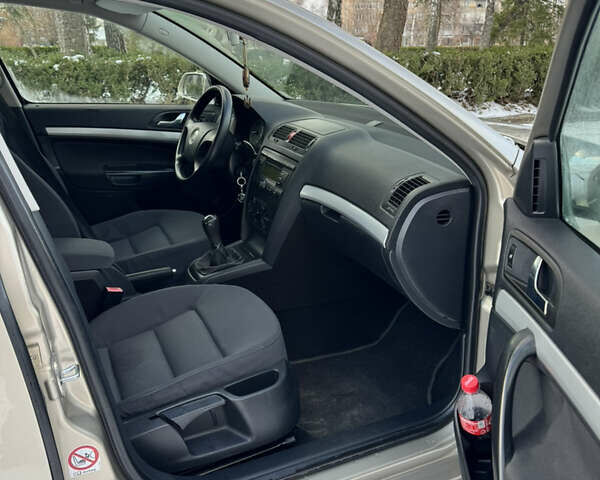 Бежевий Шкода Октавія, об'ємом двигуна 1.6 л та пробігом 289 тис. км за 4350 $, фото 12 на Automoto.ua