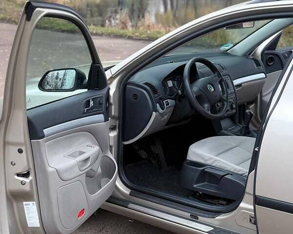 Бежевый Шкода Октавия, объемом двигателя 1.6 л и пробегом 198 тыс. км за 5500 $, фото 9 на Automoto.ua