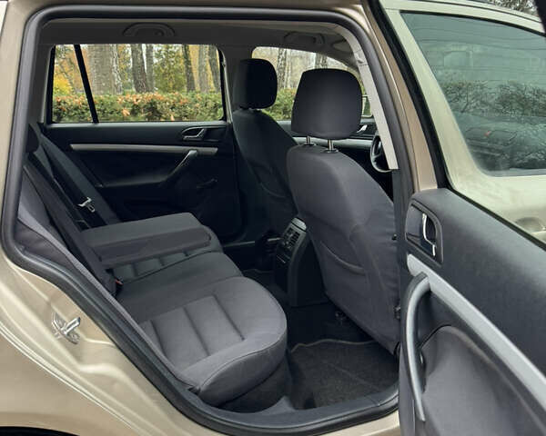 Бежевый Шкода Октавия, объемом двигателя 1.6 л и пробегом 285 тыс. км за 4550 $, фото 10 на Automoto.ua