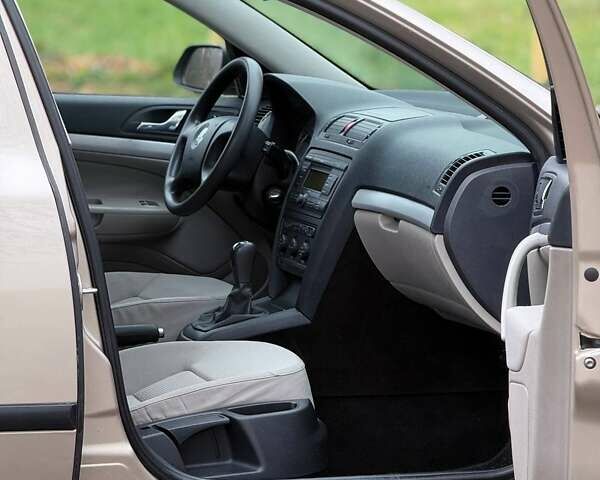 Бежевый Шкода Октавия, объемом двигателя 1.6 л и пробегом 198 тыс. км за 5500 $, фото 8 на Automoto.ua