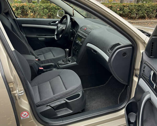 Бежевый Шкода Октавия, объемом двигателя 1.6 л и пробегом 285 тыс. км за 4550 $, фото 9 на Automoto.ua