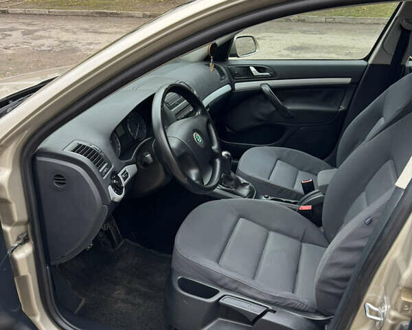 Бежевый Шкода Октавия, объемом двигателя 1.6 л и пробегом 285 тыс. км за 4550 $, фото 6 на Automoto.ua