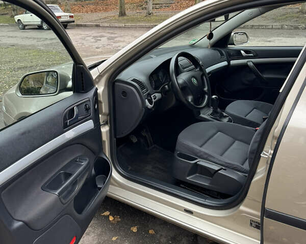 Бежевый Шкода Октавия, объемом двигателя 1.6 л и пробегом 285 тыс. км за 4550 $, фото 5 на Automoto.ua