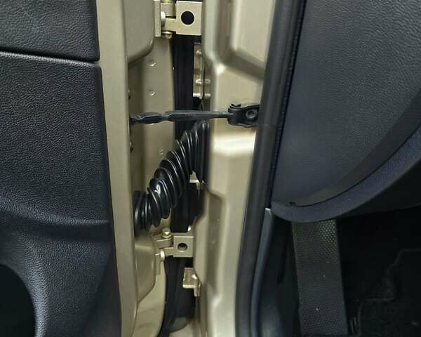 Бежевый Шкода Октавия, объемом двигателя 1.6 л и пробегом 228 тыс. км за 6700 $, фото 95 на Automoto.ua
