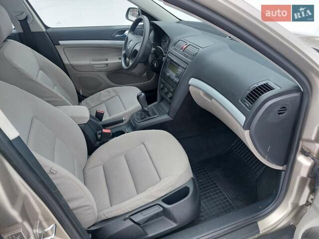 Бежевый Шкода Октавия, объемом двигателя 1.6 л и пробегом 200 тыс. км за 6300 $, фото 15 на Automoto.ua