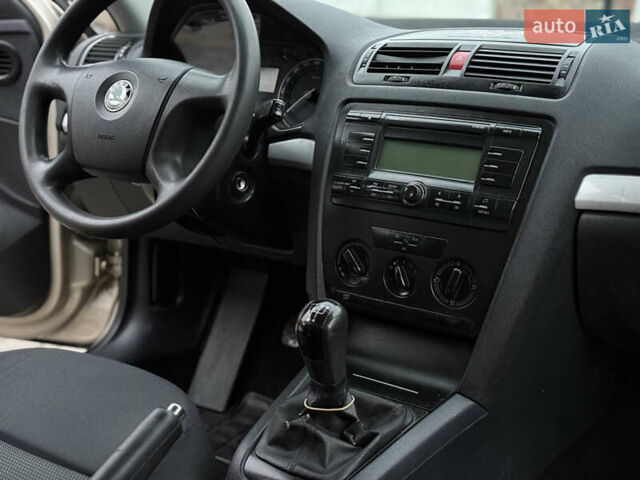 Бежевий Шкода Октавія, об'ємом двигуна 1.6 л та пробігом 206 тис. км за 4950 $, фото 33 на Automoto.ua