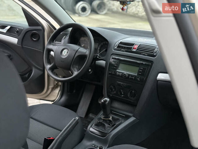 Бежевий Шкода Октавія, об'ємом двигуна 1.6 л та пробігом 206 тис. км за 4950 $, фото 19 на Automoto.ua