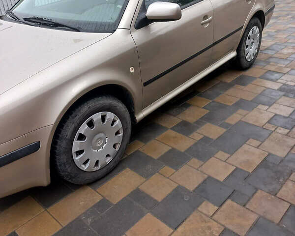 Бежевый Шкода Октавия, объемом двигателя 1.6 л и пробегом 183 тыс. км за 4799 $, фото 1 на Automoto.ua