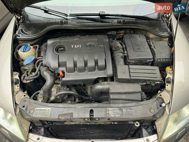 Бежевый Шкода Октавия, объемом двигателя 1.97 л и пробегом 275 тыс. км за 5200 $, фото 2 на Automoto.ua