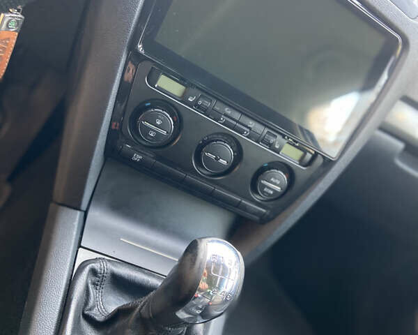 Бежевый Шкода Октавия, объемом двигателя 1.98 л и пробегом 250 тыс. км за 5850 $, фото 11 на Automoto.ua