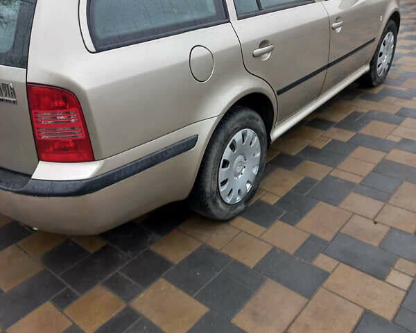 Бежевый Шкода Октавия, объемом двигателя 1.6 л и пробегом 183 тыс. км за 4799 $, фото 2 на Automoto.ua