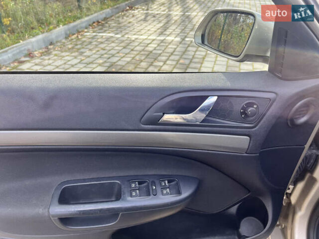 Бежевый Шкода Октавия, объемом двигателя 1.6 л и пробегом 230 тыс. км за 5000 $, фото 5 на Automoto.ua