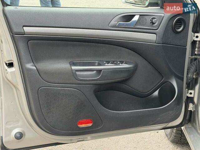 Бежевий Шкода Октавія, об'ємом двигуна 1.6 л та пробігом 217 тис. км за 6100 $, фото 11 на Automoto.ua