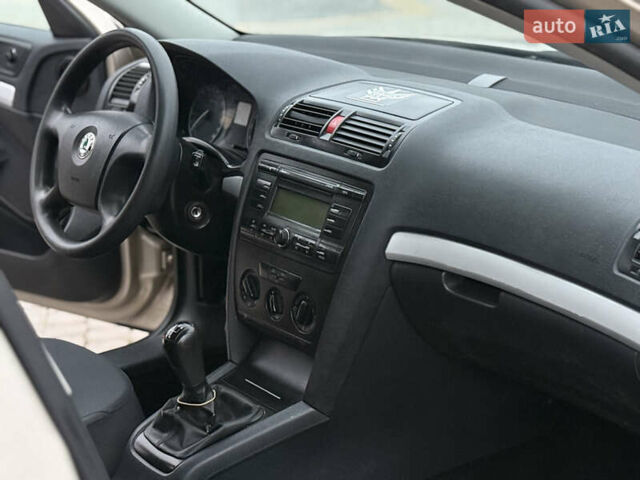 Бежевий Шкода Октавія, об'ємом двигуна 1.6 л та пробігом 206 тис. км за 4950 $, фото 17 на Automoto.ua