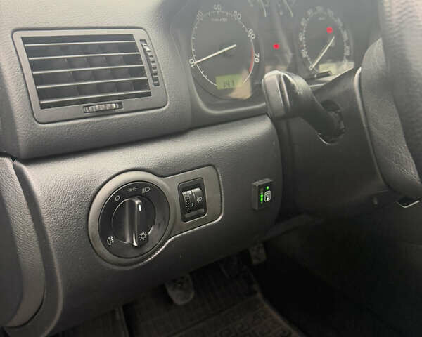 Бежевый Шкода Октавия, объемом двигателя 1.6 л и пробегом 300 тыс. км за 5500 $, фото 7 на Automoto.ua