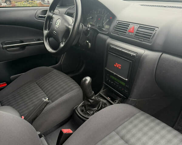 Бежевый Шкода Октавия, объемом двигателя 1.6 л и пробегом 300 тыс. км за 5500 $, фото 6 на Automoto.ua