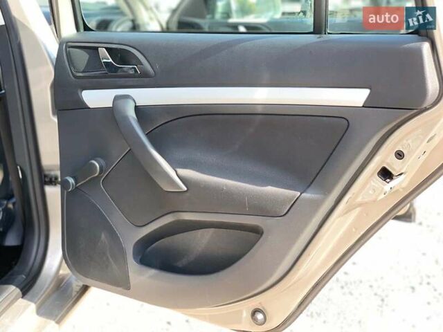 Бежевый Шкода Октавия, объемом двигателя 1.6 л и пробегом 125 тыс. км за 8330 $, фото 17 на Automoto.ua