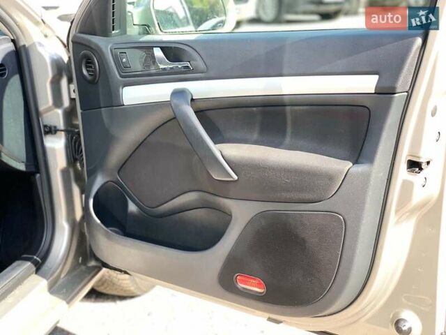 Бежевый Шкода Октавия, объемом двигателя 1.6 л и пробегом 125 тыс. км за 8330 $, фото 18 на Automoto.ua